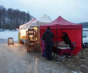 Ruszył jarmark bożonarodzeniowy nad jeziorem Ukiel w Olsztynie. Zobacz, jak wygląda! [ZDJĘCIA]