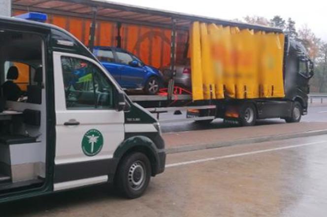 Niebezpieczny transport bez zezwoleń! Zamiast palet wiózł osobówki
