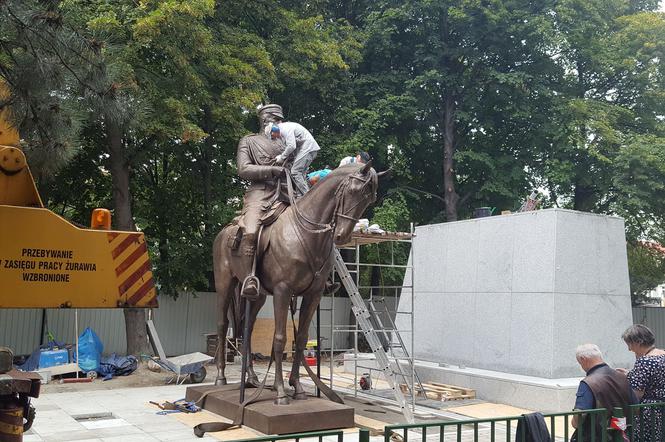 Trwa montaż pomnika marszałka Piłsudskiego