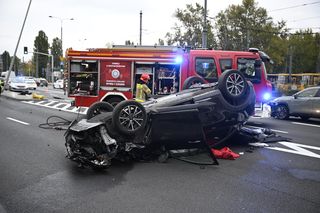 Dachowanie w Warszawie! Wcześniej na tej ulicy doszło do śmiertelnej masakry