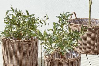  Nowoczesny balkon bez przepychu. Minimalistyczne dodatki i akcesoria balkonowe