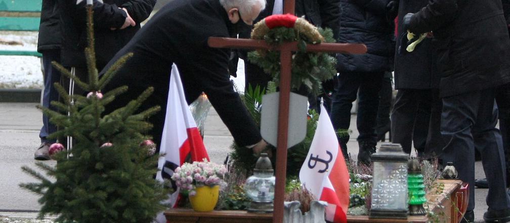 Obchody miesięcznicy. Jarosław Kaczyński w towarzystwie premiera na cmentarzu Powązkowskim.