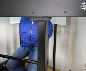 Podał się za urzędnika i powiedział, że musi sprawdzić ogrodzenie. Chwilę później z domu zniknęło 15 tys. zł