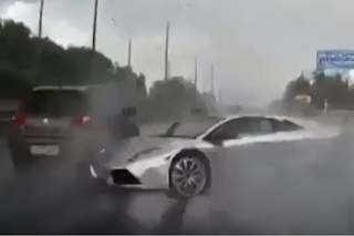 Brawura w deszczu zakończyła żywot Lamborghini. Kierowca tego nie odratował - WIDEO