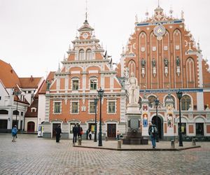 Plac Ratuszowy i dom Bractwa Czarnogłowych i pomnik Rolanda