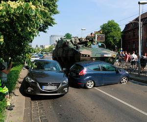 Wojskowy wóz jechał na pokaz podczas pikniku