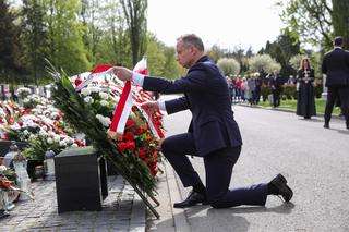 Prezydent upamiętnił ofiary katastrofy smoleńskiej. Złożył kwiaty pod grobami w Krakowie i w Warszawie 