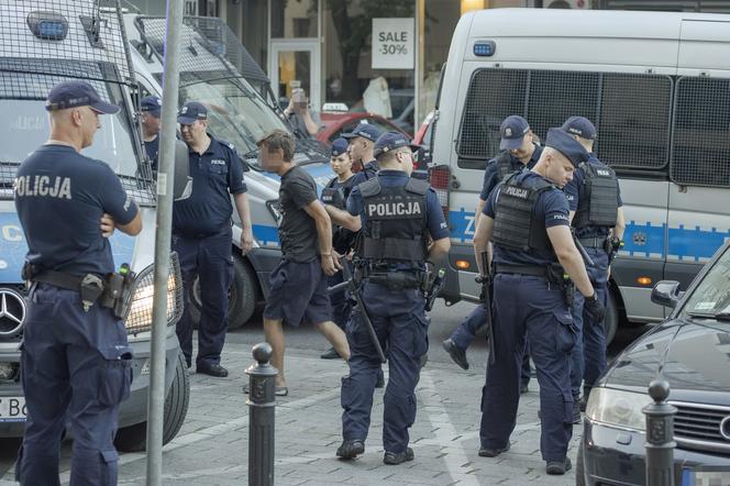 Rzucił się na kobietę z dzieckiem z nożem. Atak nożownika w samym sercu stolicy