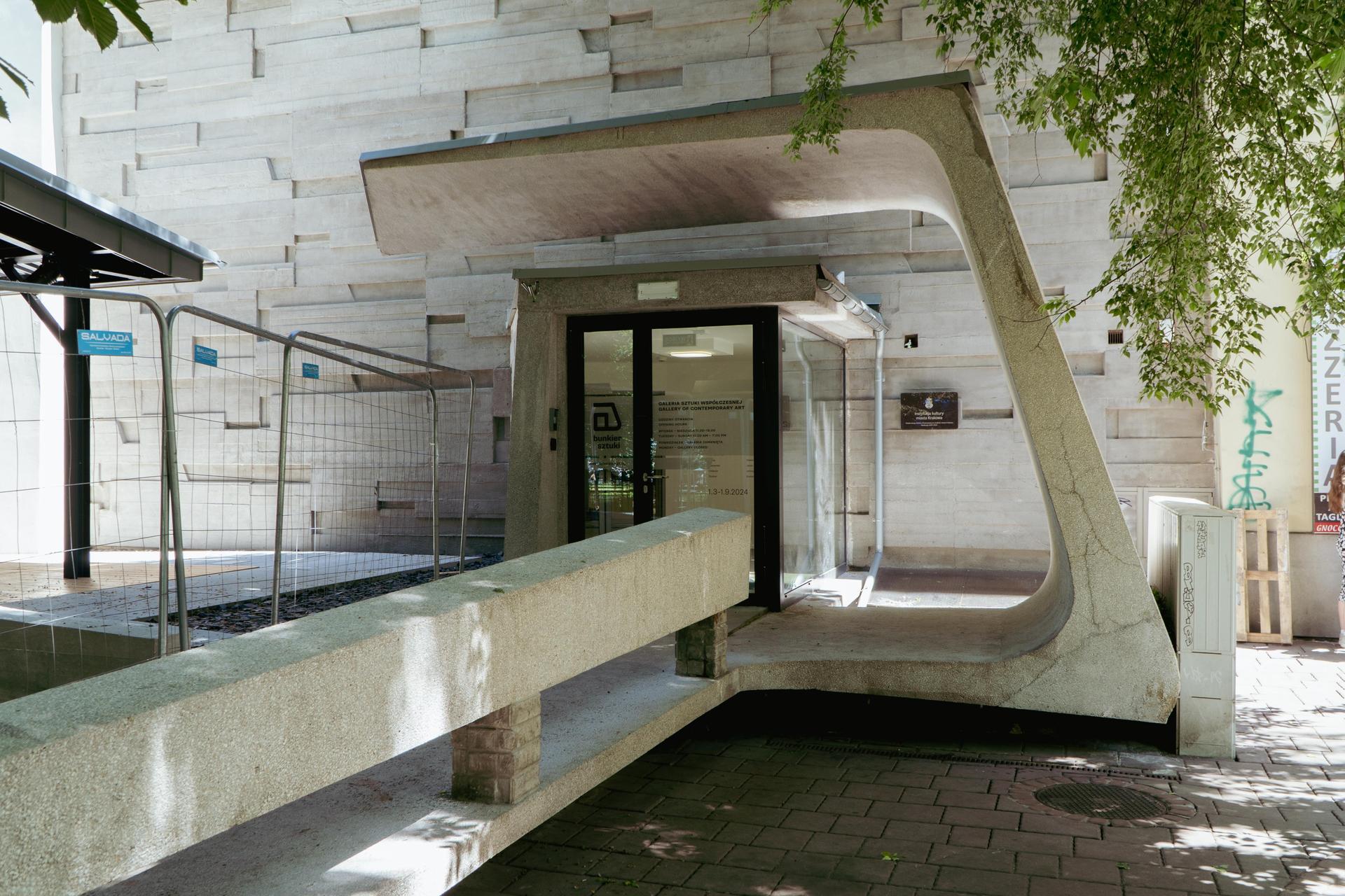 Charakterystyczne wejście do Bunkra Sztuki "zdobią" skrzynki