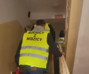 Protest rolników 4 kwietnia w Olsztynie. Strajkujący zostawili ministrowi Kulaskowi butelkę z nawozem