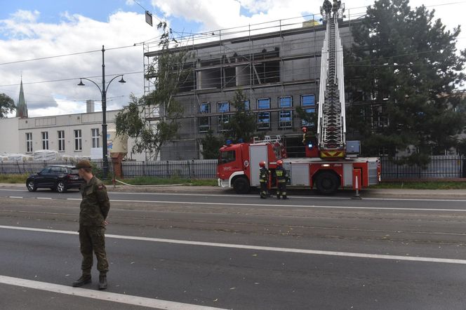 Pożar dachu budowanego budynku straży pożarnej. Zdjęcia z miejsca zdarzenia
