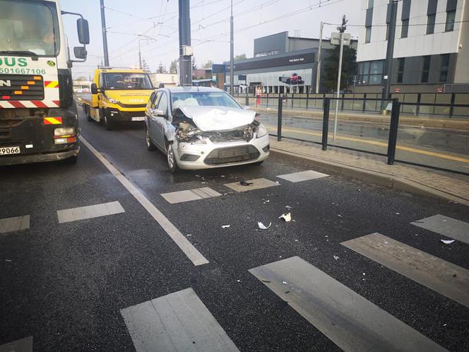 Poranny wypadek na ul. Fordońskiej w Bydgoszczy. Jedna osoba trafiła do szpitala [ZDJĘCIA]