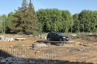 BMW pozostawione na środku budowy w Łodzi. Odnalazł się właściciel porzuconego pojazdu