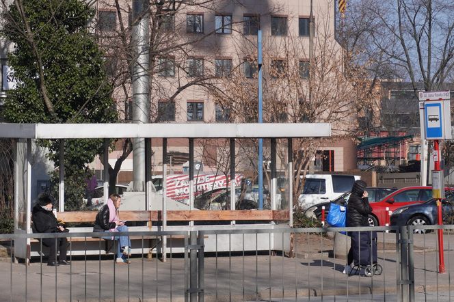 Przystanek przy Grzybowskiej do wymiany. To jeden z ostatnich tego typu w Warszawie