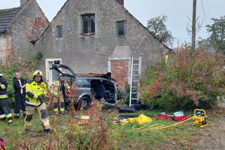 Volkswagen wbił się w dom