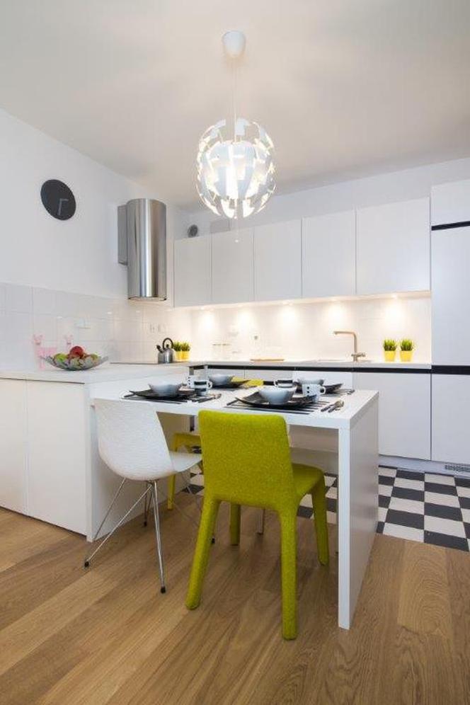 Projekt salonu z kuchnią w kawalerce w stylu skandynawskim
