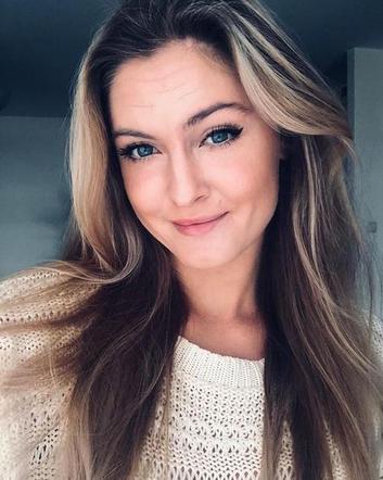 Martyna Grajber w łóżku z pucharem