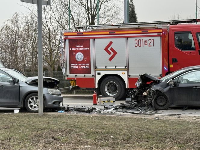 Czołowe zderzenie z nieoznakowanym radiowozem! Ranne cztery osoby, w tym policjanci 