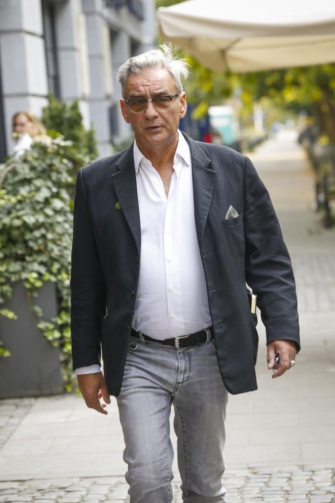 Robert Gonera na chodniku pod TVN