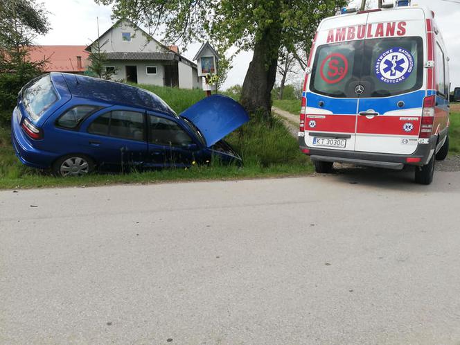 Nissan wylądował w rowie po zderzeniu z volkswagenem. Kolizja w Lubczy