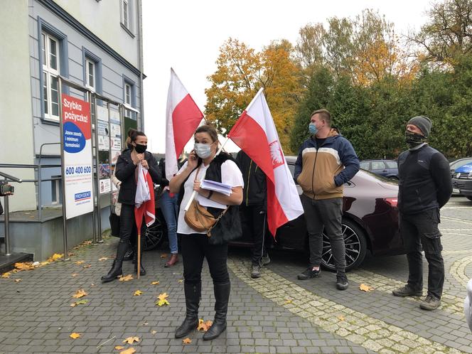 Protest rolników w Szczecinku. Do biura Prawa i Sprawiedliwości przyjechali z sianem