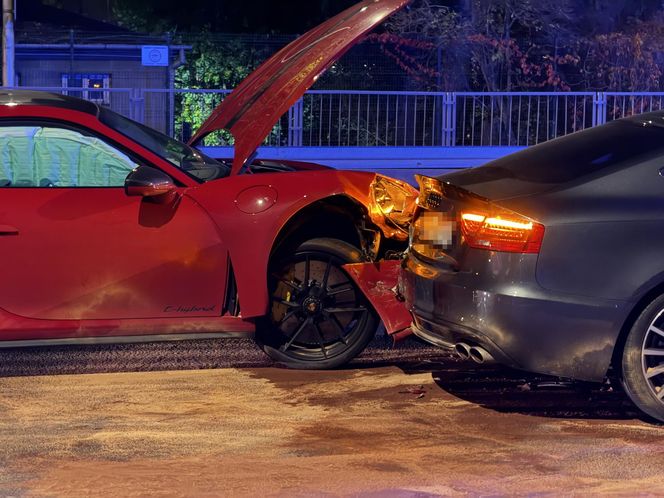 Koszmar na Wale Miedzeszyńskim! Rozbite Porsche za 700 tysięcy złotych!