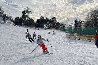 Na nartach podjadała mężowi frytki