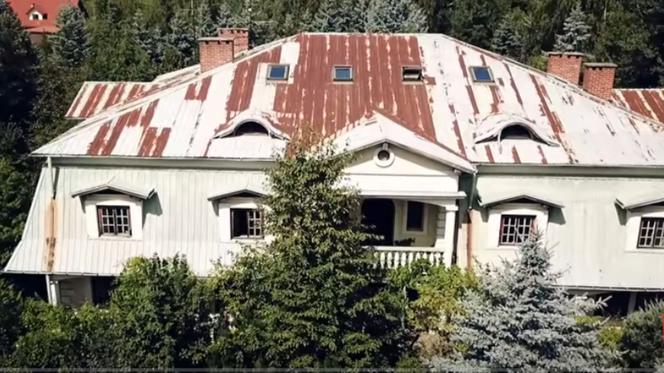 Opuszczona willa gangstera w Wołominie. Jak wygląda słynny dom w środku? Poznaj jego historię! [WIDEO]