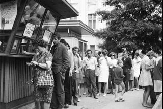 QUIZ PRL. Gdy cała Polska marzyła o szóstce. Pamiętasz te kolejki i bębnowe maszyny?