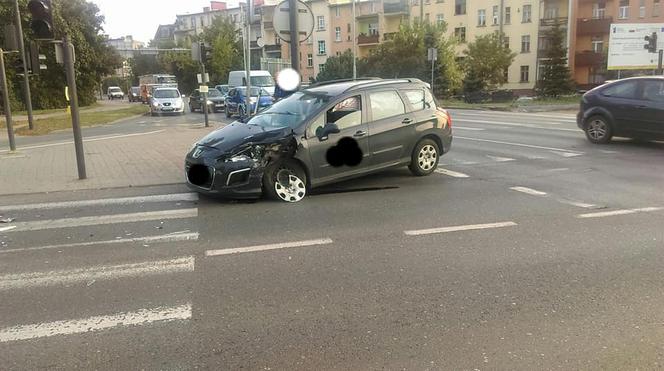 Poranny wypadek na rondzie Grunwaldzkim w Bydgoszczy [ZDJĘCIA]