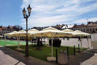 Trwa rozkładanie ogródków letnich w Rzeszowie. Które lokale rozłożą „parasole”?  