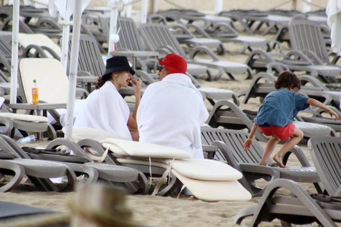 Michał Koterski na plaży z rodziną