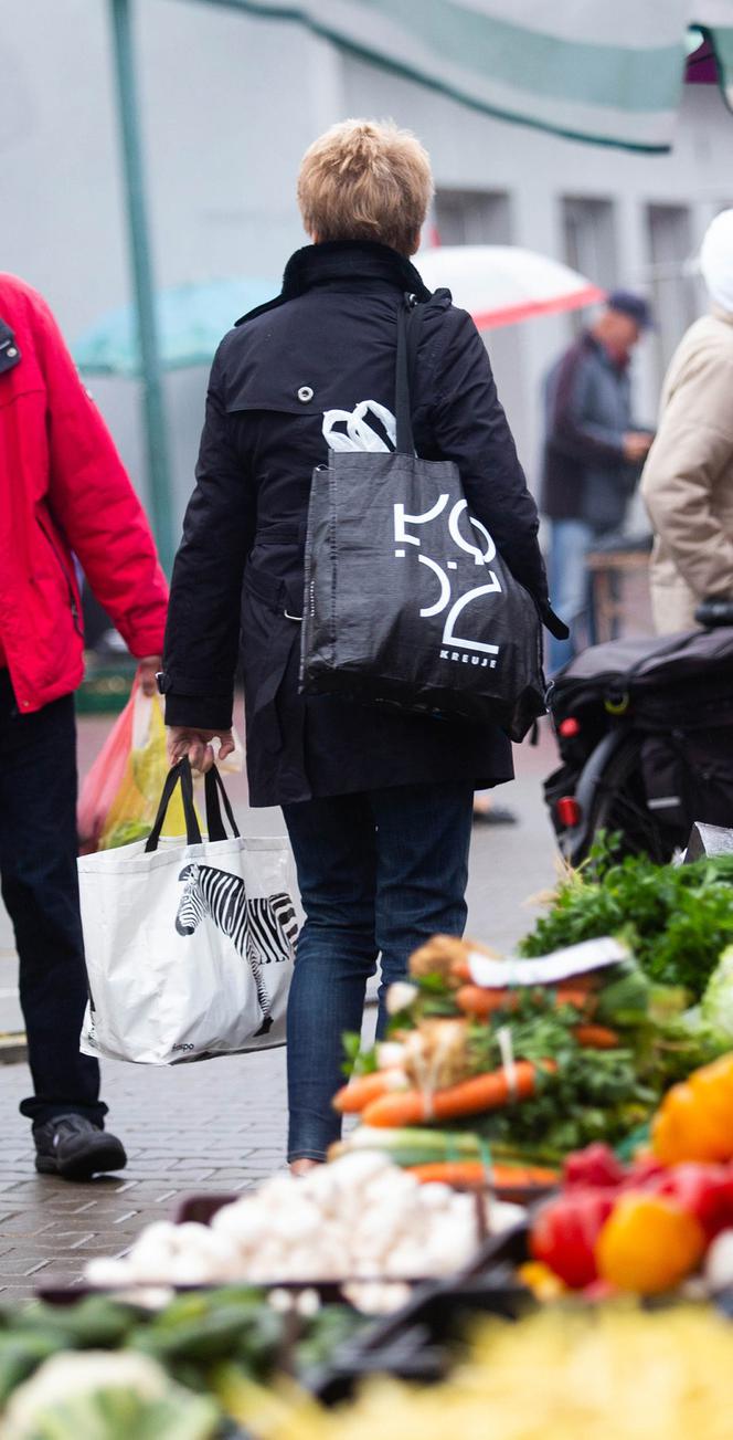 Hanna Zdanowska robi zakupy na bazarku