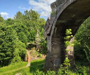 Zwalony most robi wrażenie. Wyjątkowa atrakcja na Mazurach