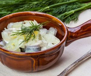 Śledzie w oleju z cebulką – klasyk, który zawsze smakuje. Oto najlepszy przepis!