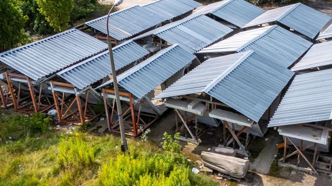 Elementy rozebranego pawilonu „Emilia” przechowywane na Białołęce w Warszawie
