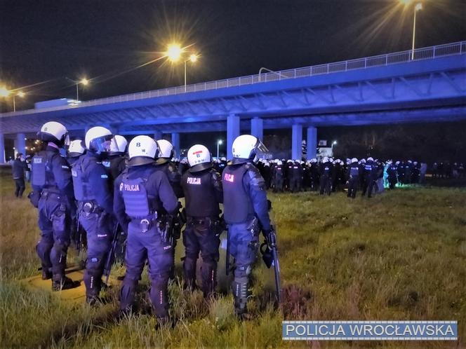 Derby Dolnego Śląska: Kibice zgromadzili się pod stadionem. W kierunku policjantów poleciały race 