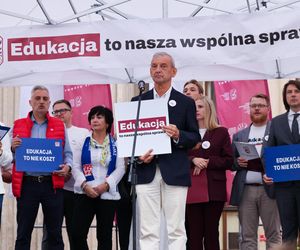 Protest ZNP przed Ministerstwem Edukacji