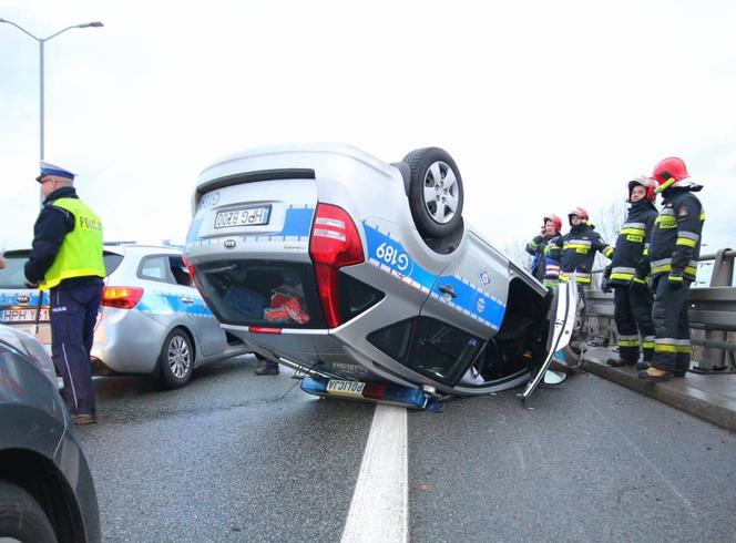 Radiowóz dachował na DTŚ w Katowicach. Ranny został policjant z Małopolski [ZDJĘCIA]