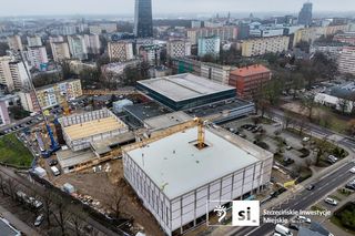 Wielkie dźwigary nad nowym basenem. Każdy ma ponad 30 metrów