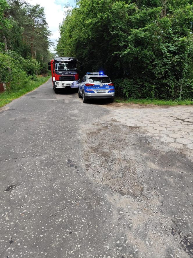 Staruszka wjechała samochodem do stawu! Dramatyczna akcja strażaków