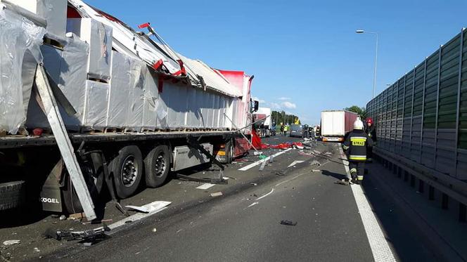 Zderzenie ciężarówek na S8. Kierowca zakleszczony w kabinie
