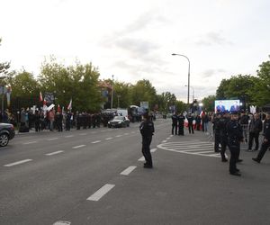 Tłumy pod siedzibą TVP. Debatę Trzaskowski–Nawrocki oglądają na telebimie