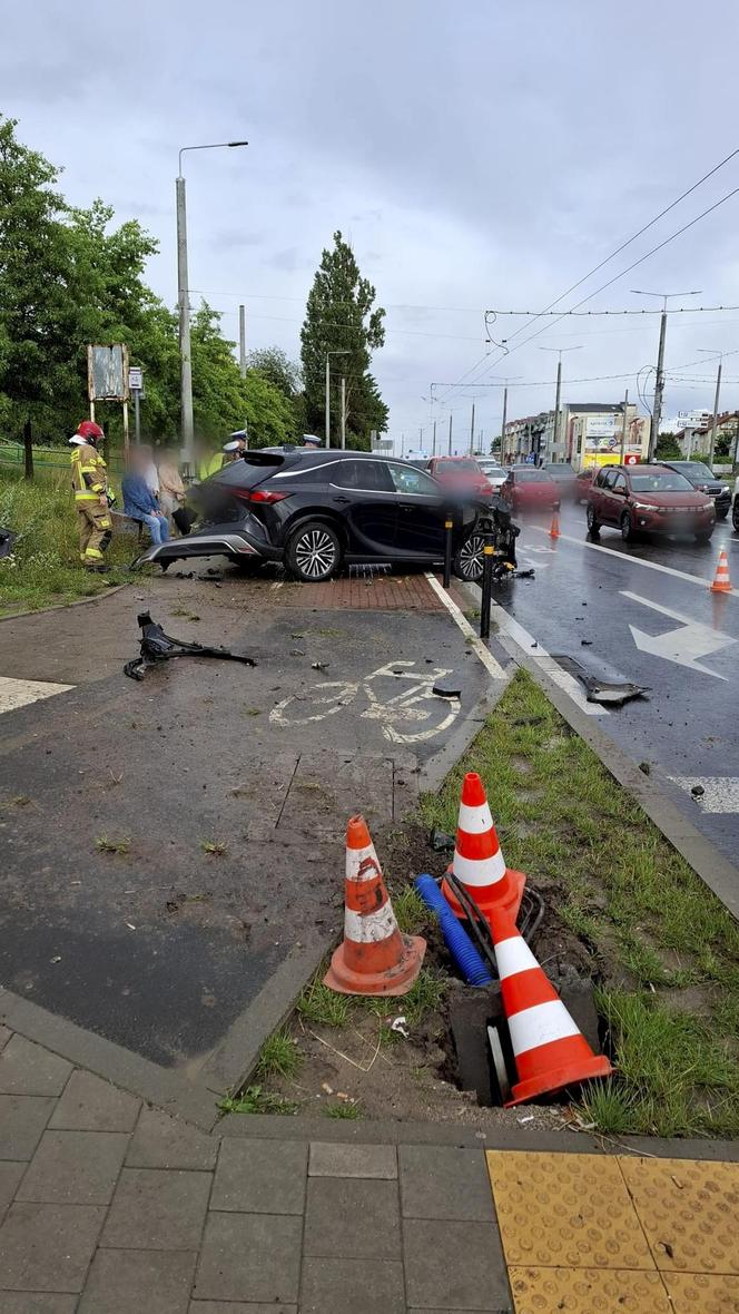 Fatalny wypadek na ulicach Gdyni! Kierowca wjechał chodnik i potrącił trzy osoby [ZDJĘCIA].