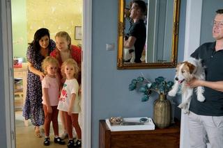 M jak miłość odc. 1753. Piotrek (Marcin Mroczek),Kinga (Katarzyna Cichopek), Lenka (Olga Cybińska), bliźniaczki Emilka (Julia Kempka), Zuzia (Marcelina Kempka)