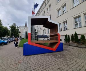 Kontrowersyjna instalacja w centrum Olsztyna