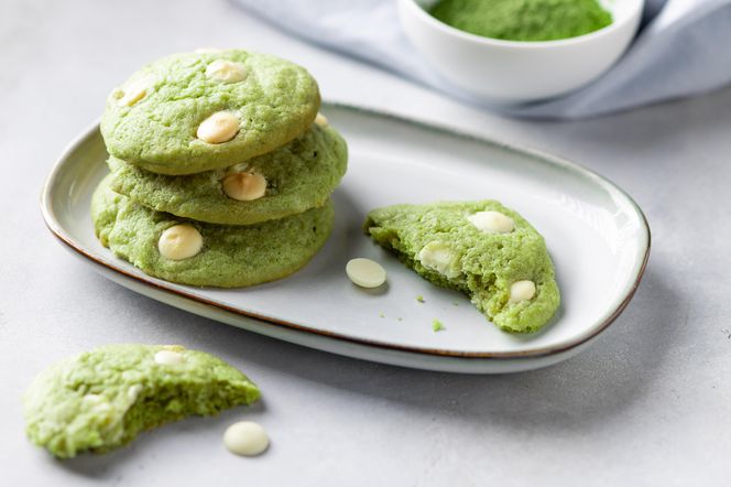 Matcha i biała czekolada to duet idealny. Te ciasteczka szybko znikną z talerza