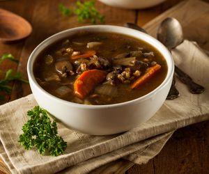 Zupa grzybowa po polsku: z kaszą [PRZEPIS]
