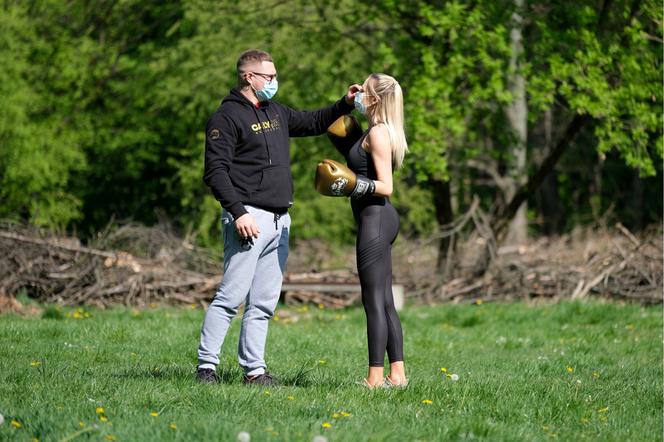 Ola Ciupa boksuje i całuje na spacerze