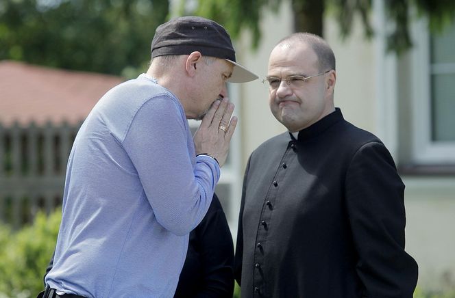 Ranczo. Reżyser serialu Wojciech Adamczyk, ksiądz Piotr Kozioł (Cezary Żak)